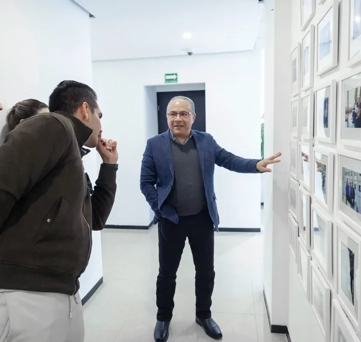 Imagen de Miguel Galván explicando la historia de BTConsortium